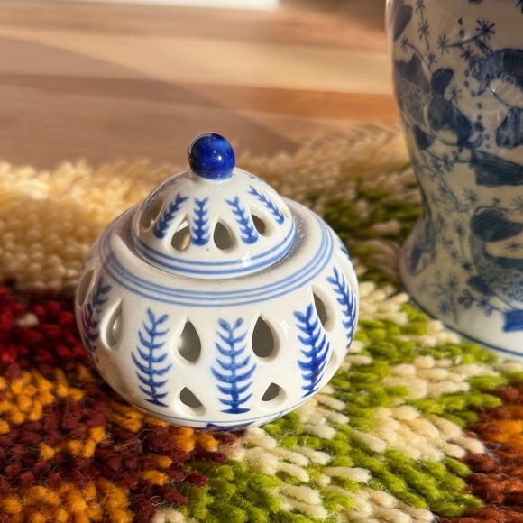 Blue and White Porcelain Ginger Jar Set with Cat Figurines - Picture 3 of 5